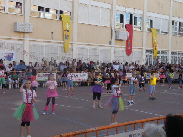 Colorista y variado festival mercedario y misionero,  del Colegio Hermanas Mercedarias de fin de curso