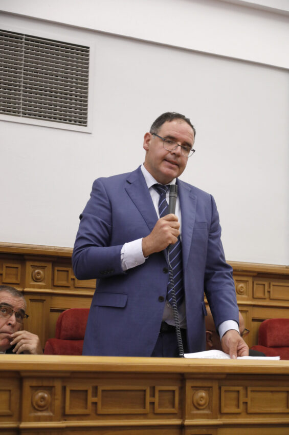Prieto pide a Page que solucione la “insostenible” situación económica de los centros educativos debido a las subidas de la electricidad y de los combustibles
