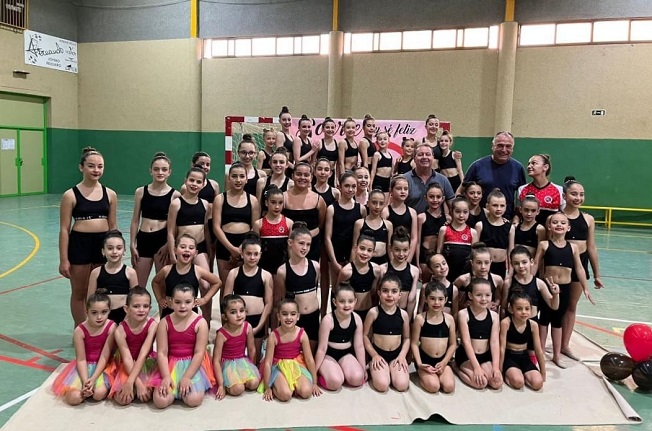 Vistosa gala de la Escuela de Gimnasia Rítmica de Tarancon que dirige el Club K en Q, con mas de sesenta participantes y numerosos publico en la grada del pabellón Peña el Águila