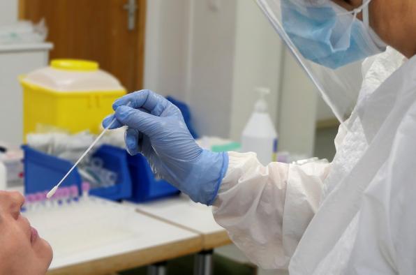 Cuenca suma en la última semana 3 fallecidos con Covid, y 318 nuevos contagios en mayores de 60 años, hay 32 pacientes ingresados en cama convencional y 1 en UVI