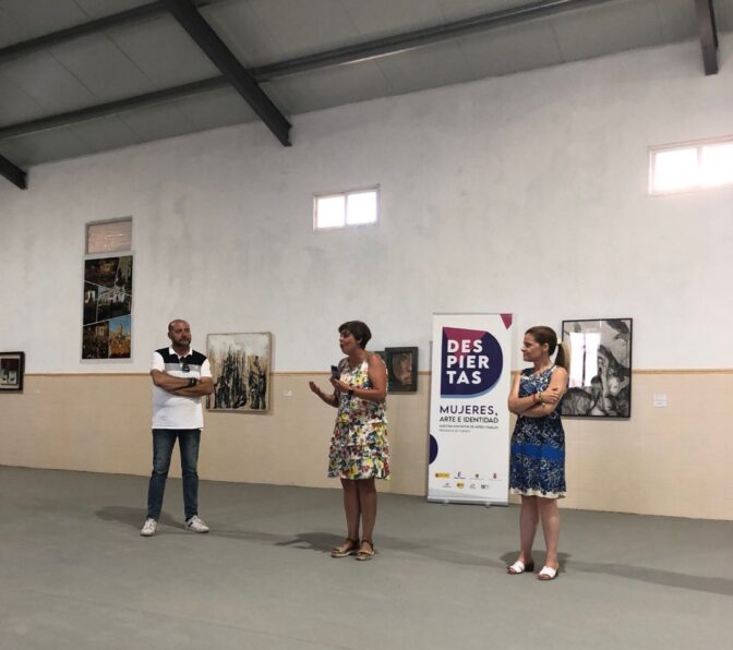 El Salón Cultural ´Curva del Zésar´ de Torrubia del Campo acoge la muestra ´Despiertas. Mujeres, Arte e Identidad´