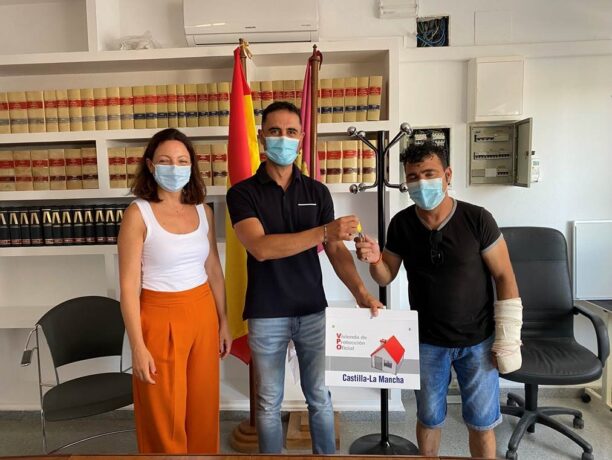 La Junta entrega una vivienda de protección oficial en régimen de alquiler en la localidad de El Herrumblar