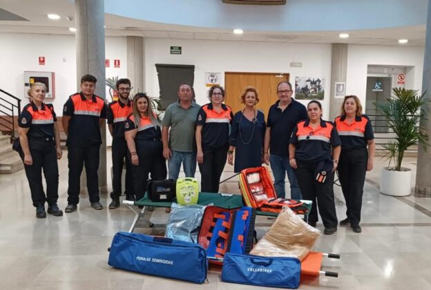 El Gobierno regional concede a San Clemente la placa a Protección Civil y dota a la agrupación de voluntarios de material de emergencias