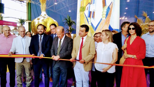 Tortosa destaca el esfuerzo del sector del ajo de Las Pedroñeras ante la incertidumbre existente