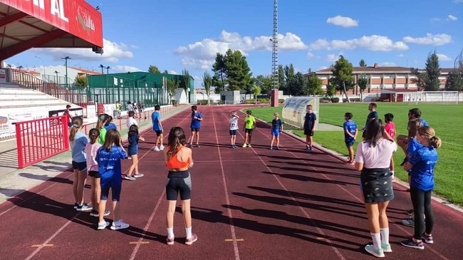 Una veintena de actividades, entre escuelas Deportivas y físico deportivas oferta el Ayuntamiento de Tarancón a través del Servicio Municipal para la temporada 2022-2023 Para las Escuelas de Fútbol, Atletismo y Baloncesto, se abre un periodo de pre inscripción hasta el día 1 de agosto. Se pueden hacer presencial en las oficinas Municipales, a través de la web y on line en registro de la sede electrónica del Ayuntamiento de la ciudad.