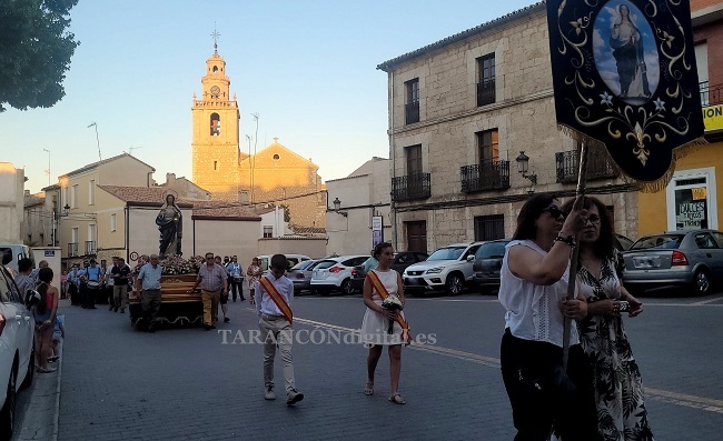La imagen de Santa Marta recorrió ayer diversas calles de Tarancón en una procesión especial por el 50 aniversario de la fundación de la Hermandad