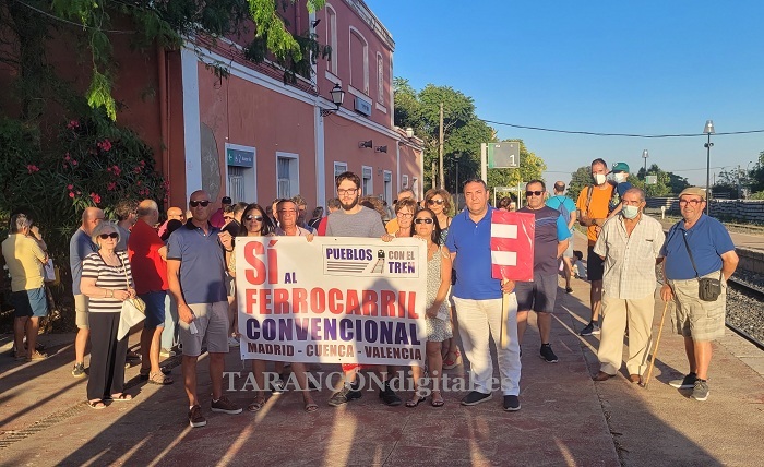 Más de un centenar de personas despedían en Tarancón al último tren, con aplausos y pañuelos.