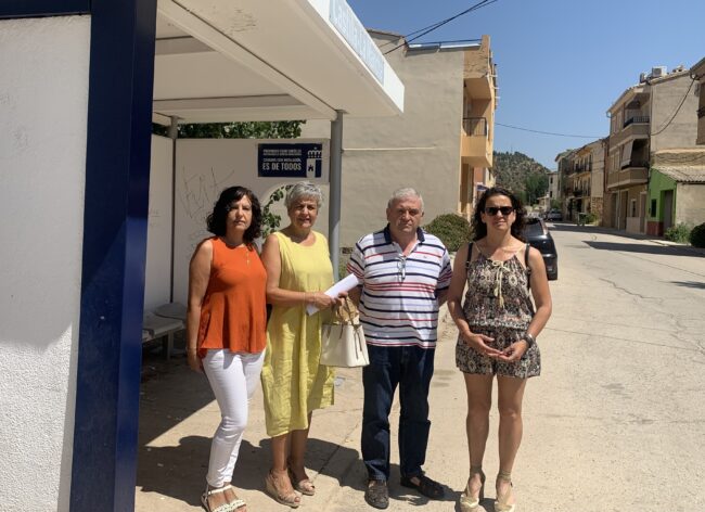 La parada de autobús de Mira ya es una realidad