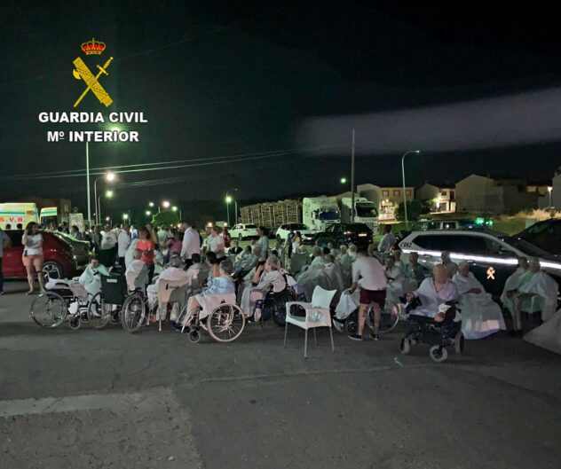 La Guardia Civil desaloja a casi 60 ancianos de una residencia al desatarse un incendio  en las proximidades