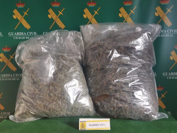 Detenida una persona que transportaba en su vehículo dos sacos de marihuana