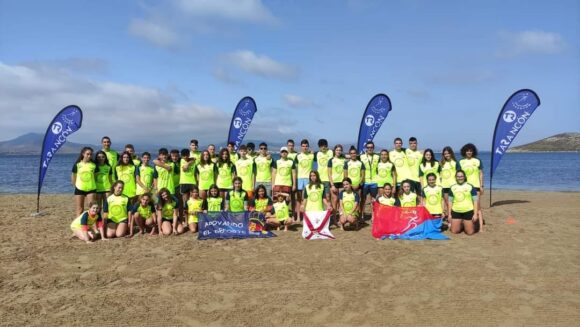 La Manga de Mar Menor, acoge el V Campamento de Verano del CD Atletismo Tarancón con medio centenar de atletas y triatletas del mismo