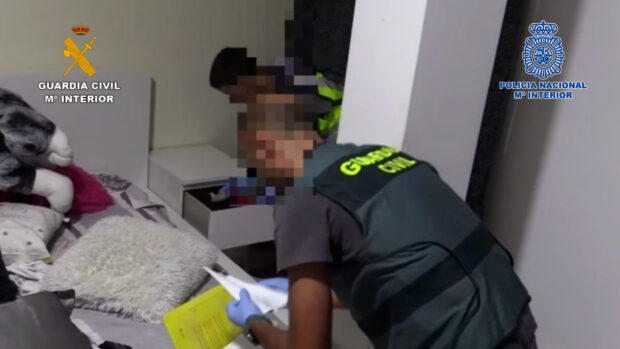 Desarticulada una organización criminal  dedicada a facilitar la salida de las Islas  Canarias de migrantes en situación irregular  con documentación falsa hacia la península