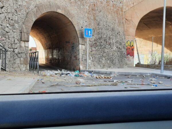 Queja vecinal ante la suciedad y vandalismo en la calle bajo el puente del tren en Tarancón