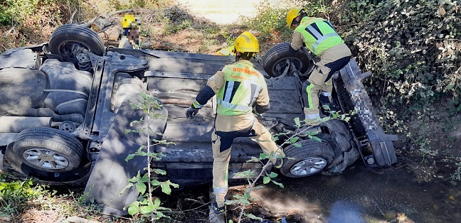 Accidente de tráfico en el término municipal de Uclés, salida de la vía y vuelco total de un vehículo