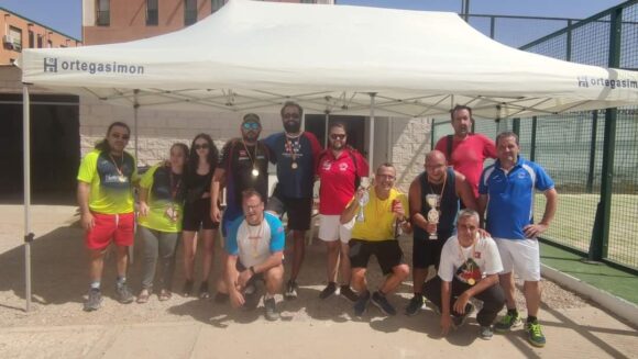 Aunque con una participación por debajo de lo habitual, Nueva Luz, recupera el Torneo de Padel junto al club Malena Tenis y Padel en el preludio festivo