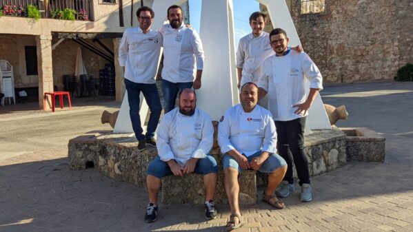 Cocineros de Eurotoques entre ellos tres de Tarancón participaban este martes en una cena gastronómica en La Parra de las Vegas
