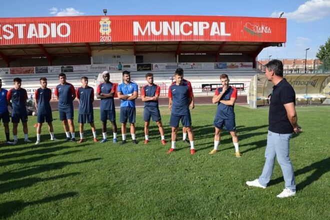 Adrian Algarra, “Aun nos faltan dos o tres jugadores”, pero comienza la preparacion “muy contento con la plantilla, con la actitud y predisposición inicial”