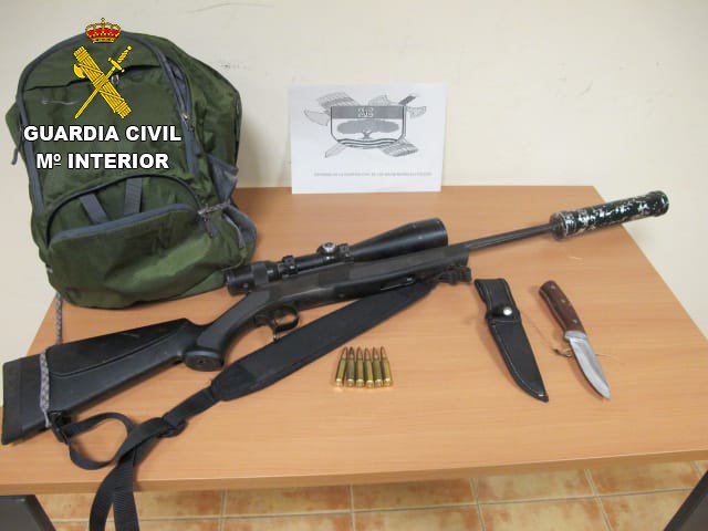 La Guardia Civil detiene a un furtivo mientras   cazaba con un rifle con silenciador en un paraje de Los Alares
