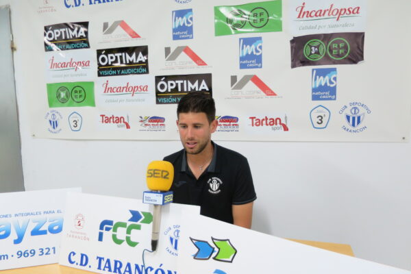 Adrián Algarra, entrenador del CD Tarancon, tiene claro que “En la segunda parte merecimos la victoria” y esta contento “de la entrega, del trabajo de toda la plantilla”.