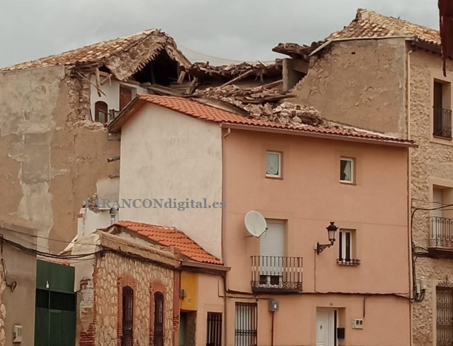 El derrumbre de la techumbre de una casa obliga a desalojar una vivienda colindante en la Calle Melchor Cano de Tarancón
