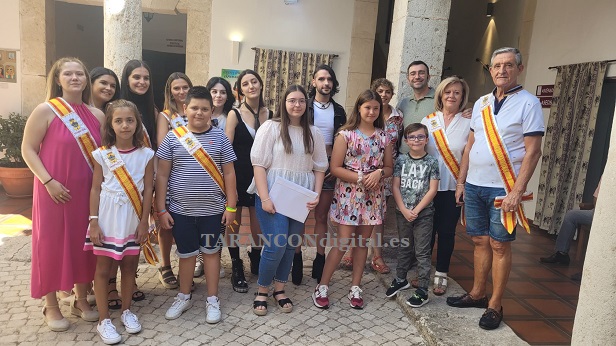 El patio de columnas de Casa Parada ha acogido hoy la entrega de premios del concurso del cartel anunciador de Fiestas de Tarancón