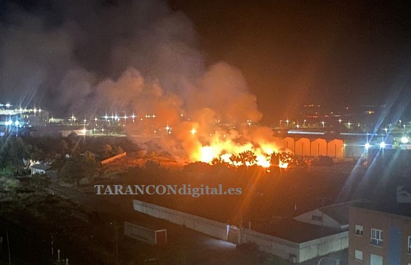 Incendio en un descampado junto a las vías del tren en Tarancón