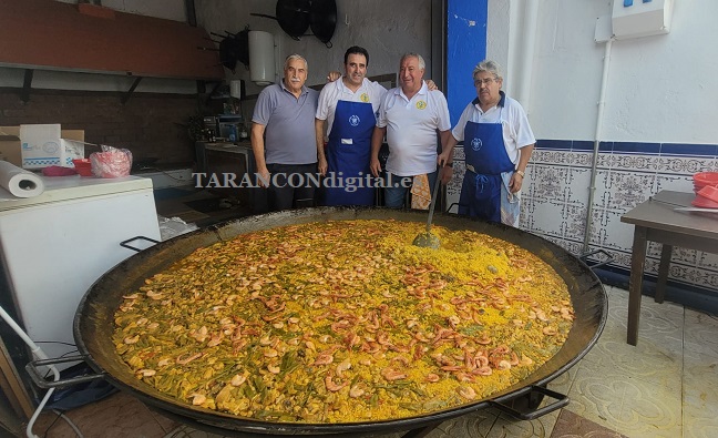 La lluvia caída en el último día festivo en Tarancón, no ha impedido que la tradicional paella de la Peña El Mosto haya sido degustada por casi 400 personas