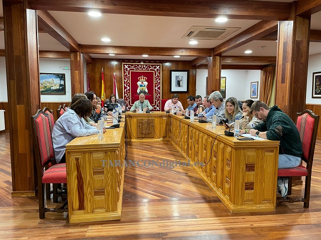 El Ayuntamiento de Tarancón da luz verde a una bajada del impuesto de vehículos y a incrementar el salario de los empleados públicos en un 2%
