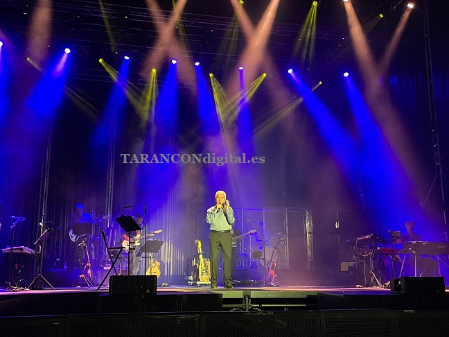 El cantante Víctor Manuel volvía a Tarancón por tercera ocasión, mostró su serena manera de estar en el escenario y su voz en el justo punto de siempre