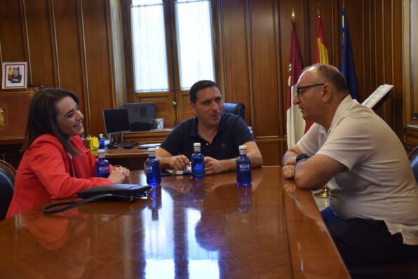 Martínez Chana conoce los proyectos de investigación para detectar precozmente el cáncer de mama de Marina Sánchez, natural de Montalbo