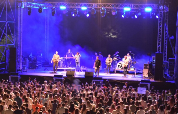 Taburete consiguió meterse en el bolsillo al púbico juvenil en el tercer concierto de las Fiestas de Tarancón