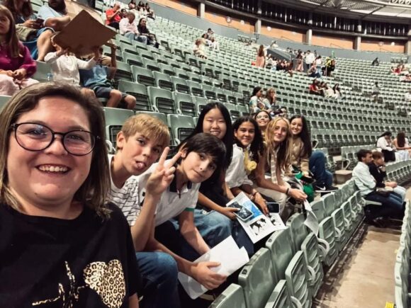 Jóvenes del Movimiento Juvenil Parroquial Bethesda de la Asunción de Tarancon, acudieron al Palacio de Vistalegre de Madrid al concierto de Hakuna Group Music