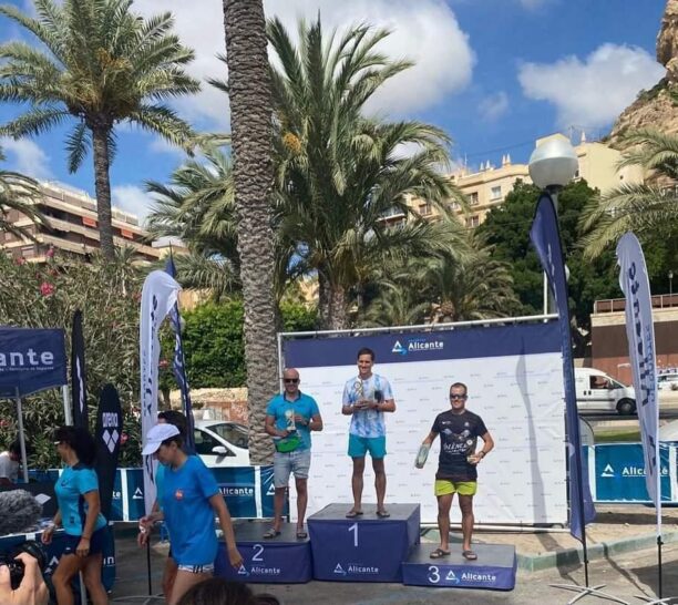Julián Parraga García, segundo en su categoría Máster y vigésimo en la general de la Travesía Vuelta a la Escollera en Alicante.
