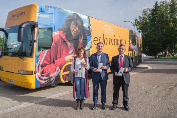 El delegado del Gobierno de España en Castilla-La Mancha visita el autobús del IMV, que ha atendido, en sus ocho primeros días, a 546 personas