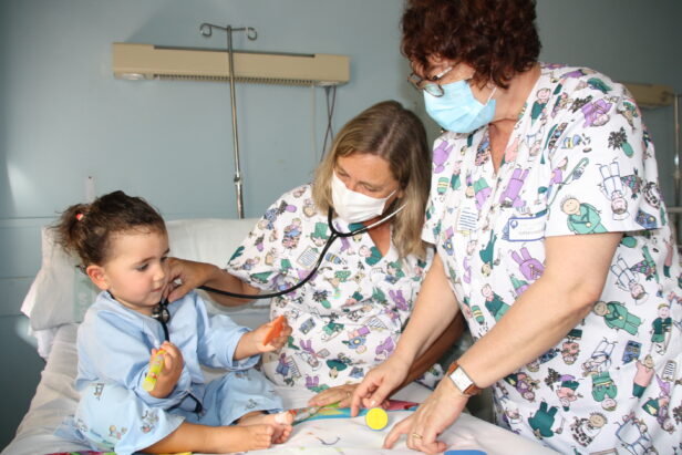 Los profesionales de Pediatría del área de Salud de Cuenca estrenan chaquetas de uniforme estampadas con dibujos infantiles