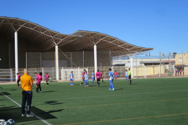 El equipo Juvenil B de la EMF Jesús de la Ossa, se va adaptando a la competición, pero le falta gol y encaja su tercera derrota, segunda en casa,  en el grupo V de la Liga Provincial
