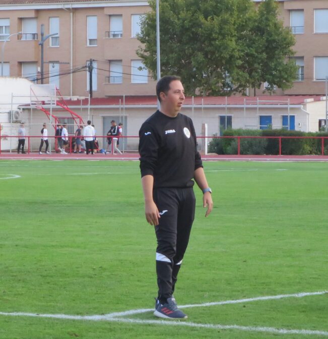 Dani  Gómez, entrenador del equipo de la EFB Jesús de la Ossa, juvenil, reconoce que el equipo Juvenil en la liga Nacional ante Puertollano “no ha sido injusta la derrota” y asegura que “trabajaremos duro para volver a sumar, porque salvo cinco o seis equipos, con el resto somos superiores”
