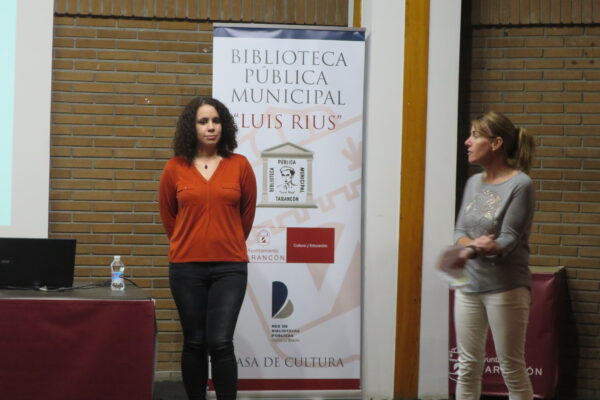 “Efectos de las pantallas en la Infancia”, ha sido el titulo de la charla coloquio de Nuria Molero en la Biblioteca Luis Rius. La pedagoga  a abordado los “riesgos del uso de la pantalla y o determinadas tecnologías en la infancia”