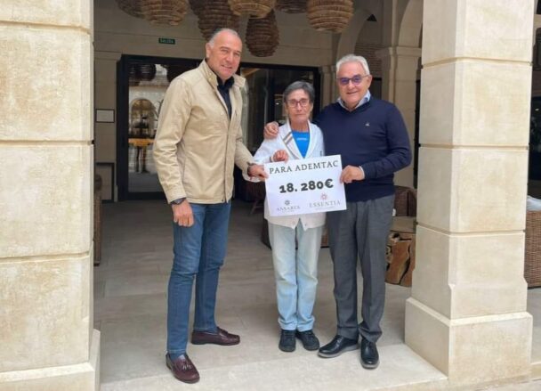 El empresario taranconero Emilio Loriente entrega a ADEMTAC 18.280 euros recaudados en la Fiesta Solidaria celebrada el pasado viernes en Tarancón
