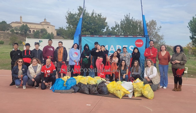En torno un centenar de personas participa en el paraje de la ermita junto al río Riánsares en el proyecto Mares Circulares de Coca Cola en Tarancón