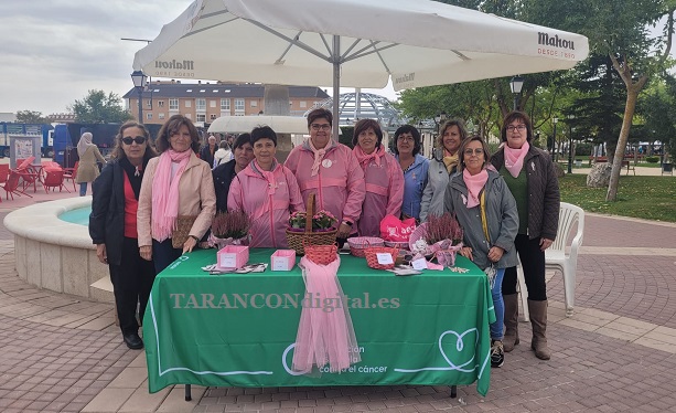 La Asociación Española de lucha contra el Cáncer en Tarancón ha colocado hoy una mesa informativa y petitoria en el Mercadillo