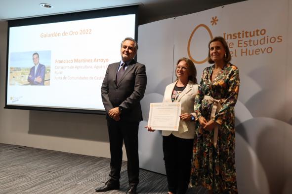 El Instituto de Estudios del Huevo concede el Galardón de Oro al consejero Francisco Martínez Arroyo por su apoyo a la avicultura de puesta