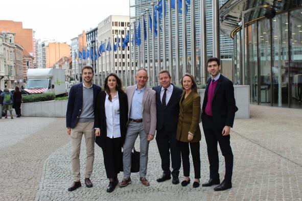 García-Page presenta al comisario europeo de agricultura el PDR de la región que “blinda la financiación para el campo y la ganadería”