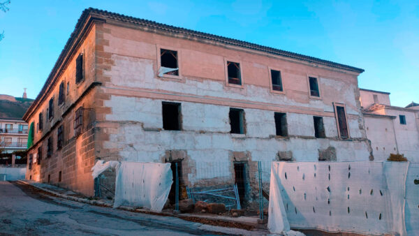 El Alcalde de Huete exige al presidente de la Diputación que finalice la obra de la hospedería.