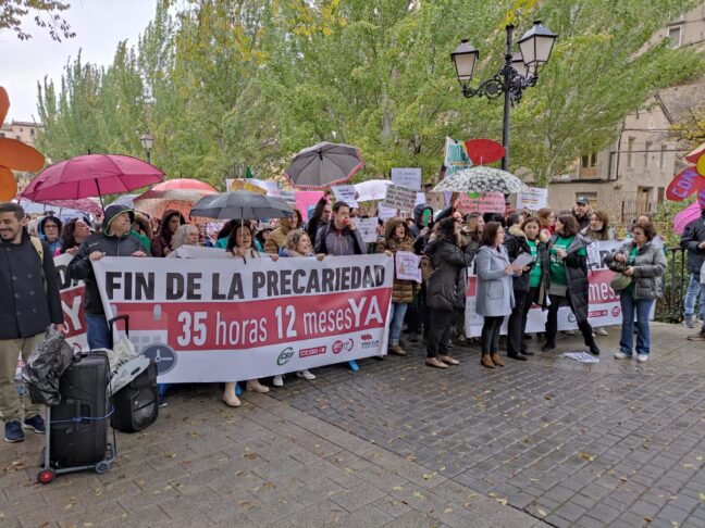 CCOO, junto al resto de sindicatos, celebra el día de la Enseñanza concentrándose para exigir “35 horas y 12 meses” y la reversión de los recortes