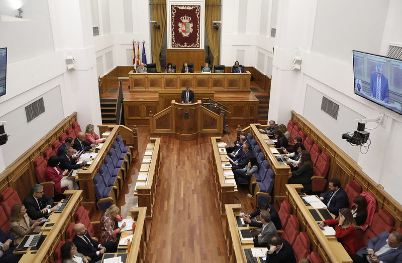 Las Cortes regionales aprueban por unanimidad la modificación de la Ley Electoral para eliminar el voto rogado de la ciudadanía española en el extranjero