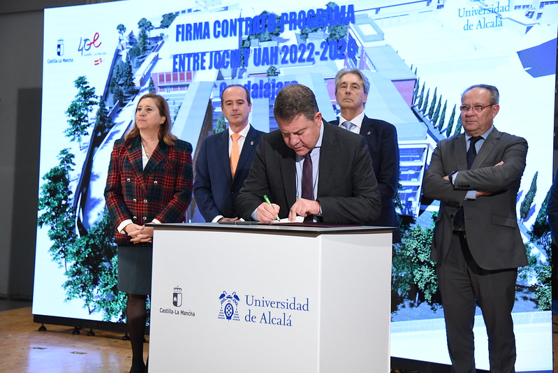 El Gobierno regional y la Universidad de Alcalá de Henares rubrican un “acuerdo histórico” a cinco años para seguir implementado los estudios superiores en Guadalajara