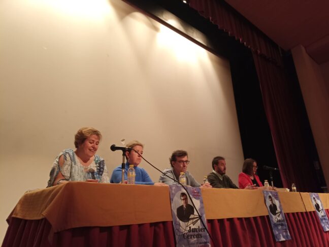 Javier Cercas presenta el último libro de su trilogía en Iniesta delante de 180 personas gracias al programa Los libros viajan por la provincia