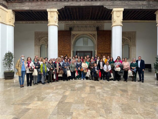El Gobierno regional recibe en el Palacio de Fuensalida a las asociaciones de mujeres de Horcajo de Santiago y Valverde de Júcar