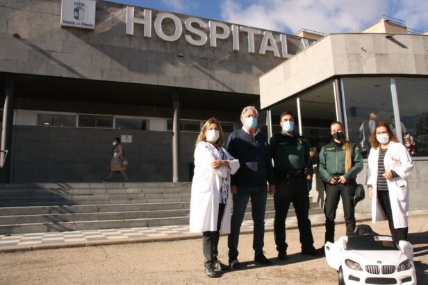 La Asociación Sonrisas dona un coche eléctrico de juguete para los niños ingresados en la planta de Pediatría del Hospital Virgen de la Luz